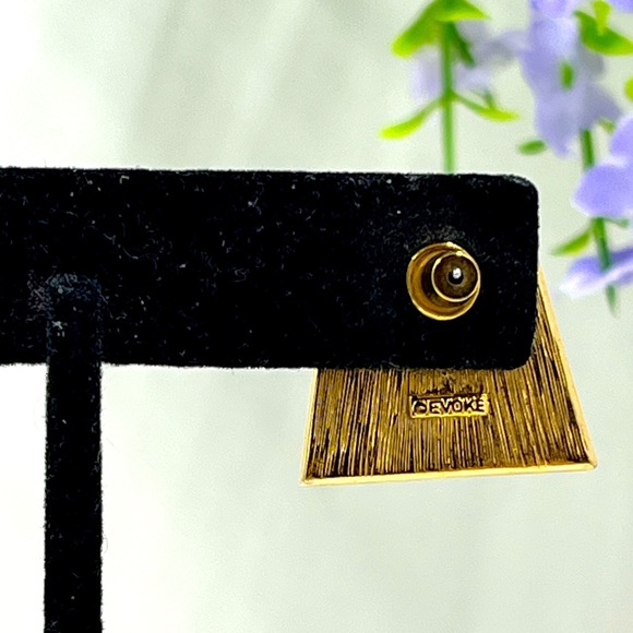 Evoke Signed Vintage Geometric Design Stud Earrings - Picture 6 of 7